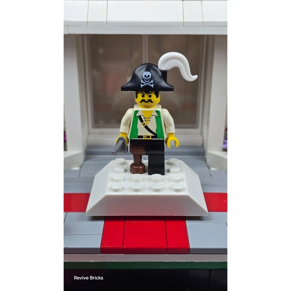 LEGO Pirate Green Vest, Black Leg with Pegleg, Black Pirate Hat with Skull pi050